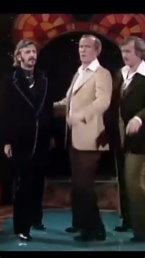 MissMissyPhillly🎼🎹🎸 on Instagram: "Ringo Starr sings his hit, “The No No Song” with The Smothers Brothers in 1975. “No No Song” by Ringo Starr was released in 1975 and reached #3 on the Billboard charts, becoming his 7th and final top 10 hit. “No No Song” is a 1974 song by English musician Ringo Starr. Written by #HoytAxton and #DavidJackson it appeared on Starr’s 1974 album, Goodnight Vienna. It was released as a single in the US on 27 January 1975, backed with “Snookeroo,”and reached No. 1 