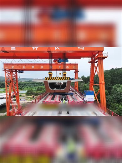 Así se instalan vigas gigantes con vehículos modulares, suspensión hidráulica y control remoto. Precisión extrema, cero improvisación y eficiencia total en mega construcciones. 🚧🤯 #IngenieríaExtrema #Megaconstrucciones #TecnologíaIndustrial #ObrasGigantes #IngenieríaCivil #AltaVelocidad #MaquinariaPesada #Innovación #ConstrucciónModerna