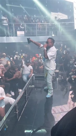 MUSICA URBANA on Instagram: "COMO DICE @eldotolnastra SI SUBES AL NEGRO ES UN CHEQUE AL PORTADOR. #SPM SOLD OUT. 🔥🔥🔥🔥🔥🫶✅."