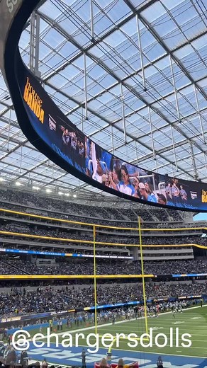#chargersfootball #wechargela #chargersdolls #sofi @Los Angeles Chargers @chargersdolls #pinkflag