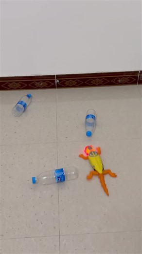 The little lizard is so cute, of course I want to share it with my friends #toyphotography #kidsplaycenter #interactivedogtoy #gamesandtoys #toptoy #childrenstoys #toptoyonline #elkctoys #bestgiftforkids #indoortoys #wallcrawler #toy #lizard