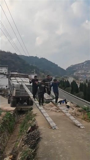 Manual unloading of cement precast panels