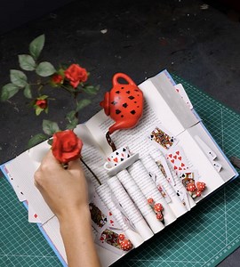 Alice in Wonderland brought to life inside a book 💎😍 | Green Bean