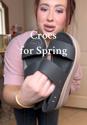The absolute best wedges! If you haven’t checked out Crocs new sandals, you need to! #crocs #crocssandals #crocswedge #womenscrocs #brooklyncrocs @Crocs
