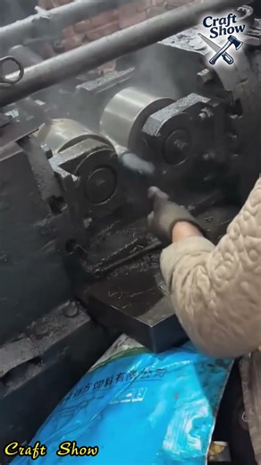 Use a thread rolling machine to perform thread rolling on large bolts