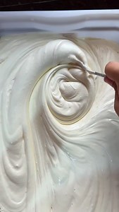 RECHEIO OBRIGATÓRIO NA SUA DOCERIA! 🥵🤌🏻 Ingredientes usados na minha receita: 395g de Leite Moça GELADO 200g de Creme de Leite Nestlé GELADO 200g de Leite Ninho em Pó 100g de manteiga sem sal (ou 60g de margarina sem sal) 10g de Emulsificante (ESSENCIAL PARA O BRILHO E TEXTURA como o do vídeo) Modo de preparo completo no video 🫶🏻 EBOOK GRATUITO COM A RECEITA COMPLETA NO LINK DA MINHA BIO ♥️ . . . . . . . #leiteninho #recheio #receita #confeitaria #confeitariaartesanal | A Doce Empreendedora