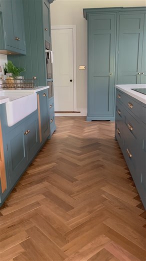 Our recent Wilmslow project included both a kitchen and utility design. Our client wanted a family-orientated space that had a modern feel, while still maintaining plenty of character and charm. Key features of the kitchen included the panelled detailing on the ends of the cabinet runs, the large double butler sink, and a bespoke larder cupboard. The cabinets were hand finished in @farrowandball’s Inchyra Blue. The small but stunning utility space echoed the style seen in the kitchen, but was pa