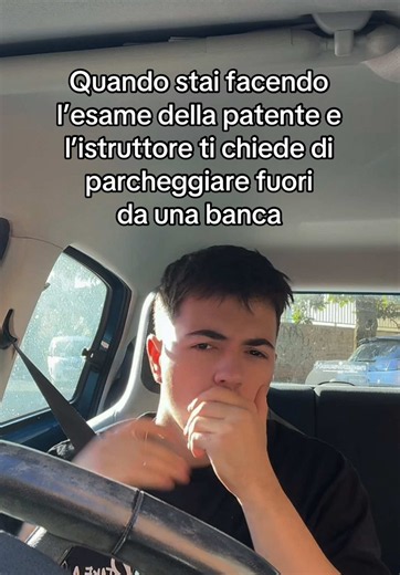 Parcheggiare fuori da una banca all'esame patente: cosa fare