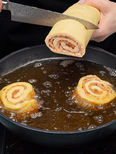 Dessert in 5 minutes! Just puff pastry and 2 apples Ingredients puff pastry: 800 g (28 oz) cinnamon: 7 g (0.2 oz) red apples: 3 pc sugar: 40 g (1.4 oz) lemon: 1 pc Sauce soft butter: 250 g (8.8 oz) Additionally water: 300 ml (10 fl oz) sugar: 150 g (5.3 oz) water: 250 ml (8.5 fl oz) lemon: 2 pc