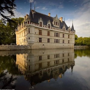 Bientôt les vacances ou, tout simplement, le week-end ? 🏰 Venez (re)découvrir du Chateau d'Azay le Rideau - officiel dont la restauration vient tout juste de s'achever ! Visitez ce château, joyau architectural de la Renaissance, construit par Gilles Berthelot, trésorier du roi. Soupçonné de malversations par François Ier, il n'hésite pas à prendre la poudre d'escampette pour échapper à la peine capitale ! Pour en savoir plus, rdv ici 👉 www.azay-le-rideau.fr | le Centre des monuments nationaux