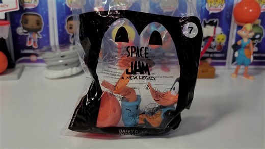 4K DAFFY DUCK Shoots Basketball from Feet! Space Jam A New Legacy McDonald's Happy Meal #7! 🌌🦆🏀
