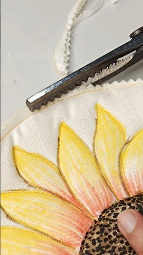 Fabric painting करने का आसान तरीका / Fabric painting with acrylic paint markers #shorts
