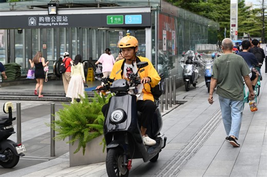 Meituan Posts First Loss in Three Years as Food-Delivery War Rages