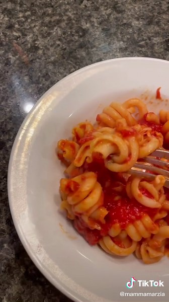 Delicious Vesuvio Pasta Recipe with Sugo and Mozzarella