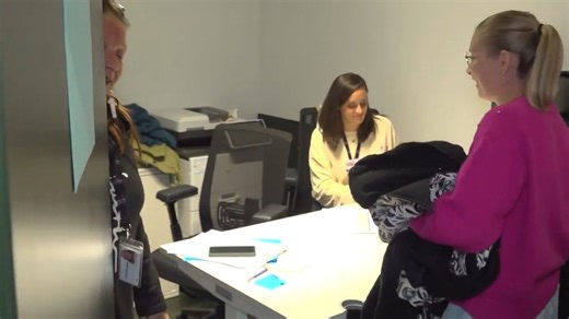Liège : pour faire face à l’arrivée des exclus du chômage, le CPAS engage une cinquantaine d’assistants sociaux - RTBF Actus