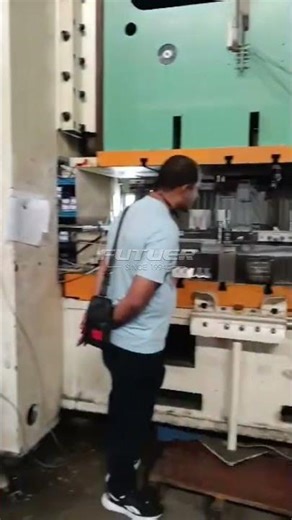 Customers visit factory to inspect molds; factory photos.