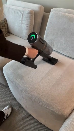 Découvrez le Dreame V20 Pro — une solution intelligente tout-en-un pour un nettoyage plus efficace ✨ Mis en avant par @home.by.jamie, cet aspirateur puissant associe ingénierie intelligente et praticité au quotidien. Il est doté d’un système actif de coupe des cheveux pour éviter les enchevêtrements, d’un bras robotisé alimenté par l’IA pour un nettoyage précis des bords et des coins, ainsi que d’un tube flexible et extensible permettant d’atteindre facilement les zones sous les meubles bas. #Dr