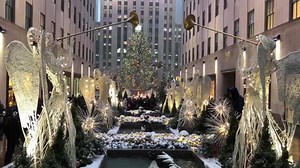 Hey guys - Happy Weekend We had a snowy day here in NYC - It was beautiful as much as it was cold ☃️ I made a short videoclip for you, featuring some snowy landmarks from today’s stroll. I’m working on fixing the technical issues I’ve been having lately, hopefully tomorrow we’ll be good to go 👌 Stay warm and take care, I’ll see you tomorrow 😘💕 | New York Mickey