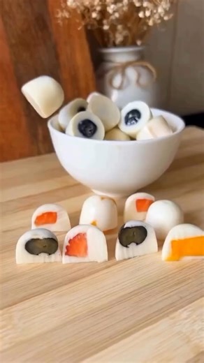 Receitas Zero Açúcar Fit on Instagram: "Digite “EU QUERO” que vou te enviar um Progama Completo que vai te ajudar a baixar seu AÇÚCAR👇 Gomas Encapsuladas de Frutilha 💖 Leves, deliciosas e duram mais de 2 horas fora da geladeira — perfeitas pra levar como lanchinho saudável! 😍 📋 Você vai precisar de: • 1 xícara de iogurte grego • 20g de gelatina sem sabor • Água quente (para dissolver a gelatina) • Morango, mirtilo e manga em cubos (para encapsular) 🍓Ǻ