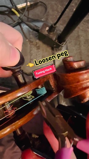 Don’t you hate it when your new strings stretch out and the peg alignment is bad? Our violinist Sophia shows a quick fix for that without having to unwind the string all the way! ⚠️If you try this, please be careful not to drop anything on your stringed instrument ☺️ #violin #tuning #orchestra #orchestralife #nyc #musician #nycmusician #lincolncenter