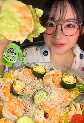 激うまアボカドサラダ持ってきたよ🥑💖レシピ⬇️ －アボカドソースレシピ－ ・メキシコ産アボカド..1個 ・ゆで卵..2個(半熟がオススメ) ・ハニーマスタード ・オリーブオイル ・レモン汁 ・黒こしょう ・塩 今回使ったのはメキシコ産アボカド🥑 濃厚でクリーミーな味わいが特徴でたくさんの栄養素が含まれているスーパーフードです✨️ そのまま食べても料理に加えても美味しくていろんな料理に使える万能食材です！ アボカドを選ぶときはぜひ、メキシコ産かどうかチェックしてみてください😊 #pr #メキシコ産アボカド #アボカド #salad #MUKBANG