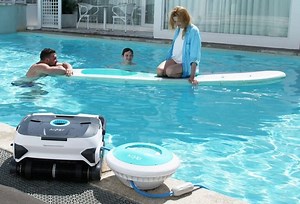 AIPER Seagull 3000 cordless pool cleaner cleans the floor and walls