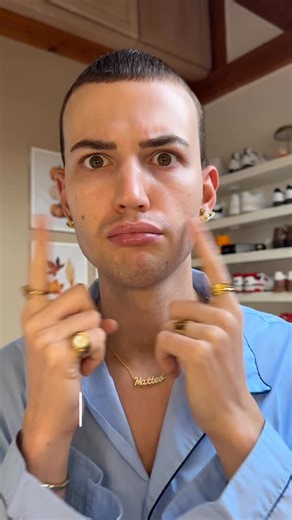 Matteo on Instagram: "Ma makeup routine du moment pour avoir un teint bien glowy ✨ Dites-moi si vous avez des produits ou des techniques makeup à me conseiller 🫶🏻 Tous les produits de la vidéo dans l’ordre : • Magic water cream Charlotte Tilbury • Base vitaminée Bobbi Brown • Gel à sourcils Curly Mood • Base à paupières PLouise • Poudre matifiante Charlotte Tilbury • Palette de fards à paupières Makeup By Mario • Flawless filter teinte medium 4 Charlotte Tilbury • Halo glow teinte medium tan 4