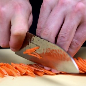 日本職人工藝打造的廚刀輕巧銳利，做菜備料好省力。清助刃物提供您最齊全的選擇，日本出貨、國際快遞滿額免運。中文客服，入手日本廚刀便利又安心。 🔪 家戶必備的萬用刀款 ➤【三德刀】 https://seisukeknife-zhtw.com/collections/santoku ➤【牛刀】 https://seisukeknife-zhtw.com/collections/gyuto ➤【多用途小刀】 https://seisukeknife-zhtw.com/collections/petty ➤【各種刀型介紹】 https://seisukeknife-zhtw.com/pages/kitchenknifetypes | 清助刃物｜高品質日本製廚刀專門店