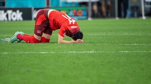 Fussballer der Schweizer Nationalmannschaft verteilen Unterschriften
