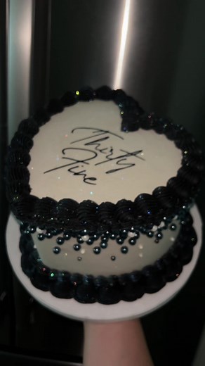 Cake Decorating Adventure Before Flying to Miami