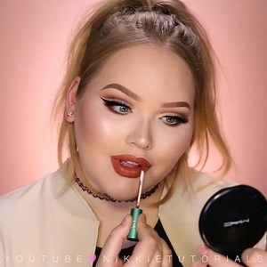NikkieTutorials on Instagram: "That glow... I can't breathe!!! 😫 FULL video up on my channel 🎥📸 link in bio! __ Glow: @artistcouture Diamond Glow Powder "Coco Bling" Eyes: @urbandecaycosmetics Naked Ultimate Basics Eyeshadow Palette Lashes: @annytude "Sassy" Lashes - use code NIKKIE at checkout to save! Lips: @beautybakeriemakeup Lip Whip "Gingersnap" - use code NIKKIE at checkout to save! __ #nikkietutorials"