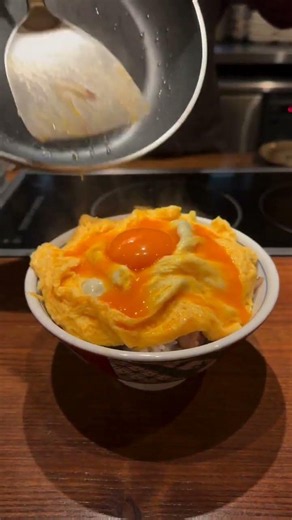 胃袋掴まれるってこういうこと。深夜に見たら危険な彼の手料理🍳みんなは何点つける？#飯テロ #親子丼 #おうちごはん #深夜食堂 #料理男子 #彼氏感 #イケメン