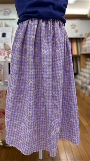 大塚屋(生地屋/手芸店/カーテン) on Instagram: "（こちらは#大阪府#吹田市#大塚屋江坂店の写真です 各店ごとに商品のラインナップは異なります） ぬのにちは大塚屋江坂店2階売り場です😊 刺しゅうになると可愛さがさらにアップするリボン柄🎀の生地です チェック×リボンは柔らかい風合いと色合いで優しい雰囲気に…💕 無地×リボンはハリがある生地感なのでクールな印象を作ります😎 どちらもスカートやバッグなどのいろいろなアイテムにおすすめです🎶 ※商品のラインナップは各店ごとに異なりますので、店頭にてご確認下さいます様よろしくお願い致します また、各店舗での在庫は異なりますのでご了承ください それでは、皆様のご来店心よりお待ちしております😊 #大塚屋#大塚屋江坂店#ハンドメイド#ソーイング#生地#チェック刺しゅう#リボン刺しゅう#リボン#刺しゅう#スカート#バッグ"