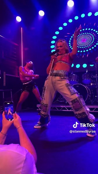 JoJo Siwa's New Song: Live Reaction and Insights