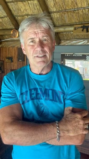 Byne vyf jaar gelede het speurkaptein Ben Booysen afgetree nadat hy die berugte Krugersdorp-moorde help oplos het - ’n saak wat wêreldwyd opslae gemaak het en gelei het tot swaar vonnisse vir onder andere Cecilia Steyn en haar makkers. In Land en Sand gesels hy met Pieter Steyn oor dié ondersoek, sy loopbaan, sy oorlewing van ’n bomaanval, ondersoeke na omstrede polisiefigure soos Richard Mdluli en Berning Ntlemeza, én selfs sy jong dae toe hy vir die Drakensberg Boys Choir gekeur is. Luister hi