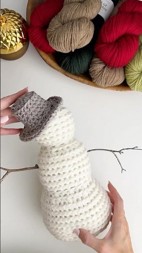 Quick & Easy Rustiic Farmhouse Crochet Snowman Tutorial #crochet #crochetsnowman #amigurumi