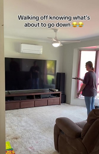 TV not working prank. #prankingfriends #jumpscare #surprise #viral #fyp #foryoupage