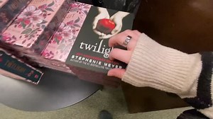 【Eevy】公共环境中的 ASMR⎢在书店周围敲击