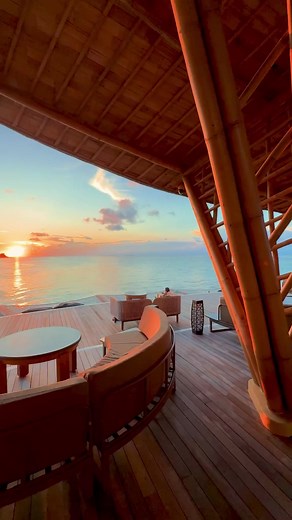THIS IS ALL A DREAM 💕The Banyan Tree Vabbinfaru in the Maldives is a luxurious resort known for its exclusive and intimate setting, ideal for those seeking privacy and tranquility. Nestled in the stunning North Malé Atoll, the resort is surrounded by pristine white sandy beaches and crystal-clear turquoise waters, offering an idyllic tropical paradise. The villas are designed with a blend of traditional Maldivian and modern architecture, featuring private pools, open-air jet pools, and direct b