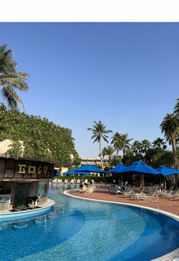 👇 Can you spot the difference? If you swim like the first clip, you probably HATE swimming… Here’s the truth: it’s all about efficiency Most people think swimming is just throwing your arms through the water until you reach the other side of the pool That’s not totally wrong, but it creates problems Without good swim form, you rely way too much on your shoulders and legs They should work, just not do EVERYTHING When they do, they burn out early That’s why you feel: Heavy, sinking legs Tight or 