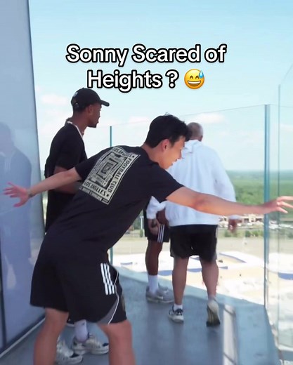 😂😅 awe Sonny scared of the height lol and Paul (the security staff) trying to make him look 🙈 #sonheungmin #손흥민 #heungminson #LAFC #MLS