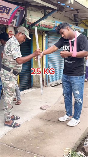 Sourav Naha | 25 KG rods prank 😂 #funnyvideos #publicreaction #instagood #comedy #reelsinstagram | Instagram