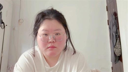 29岁女生终于搬离了父母，在岛外租了 500 块的房子，靠着跑众包赚钱养活自己的第一天。