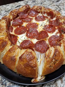 🍕🧀 Stuffed Crust Pepperoni Pizza ✨🔥 Cheese-filled crust, mozzarella, and zesty pepperoni make this baked classic perfection. INGREDIENTS: 1 pizza dough (homemade or store-bought) 6-8 mozzarella string cheese sticks ...... Full Recipe in Coʍmеոτ 💬 | Recipes by Padma