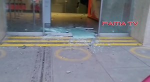 #JULIACA 🔹 CONTINÚA LOS DISTURBIOS EN ÉSTA CIUDAD, ESTA VEZ, EL LOCAL DEL BCP QUE QUEDA UBICADO CERCA A LA PLAZA BOLOGNESI TAMBIÉN FUE ATACADO QUEDANDO CON LOS VIDRIOS ROTOS | FAMA TV