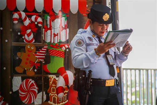 Security guards warned against altering uniforms, wearing costumes during holidays | ABS-CBN News