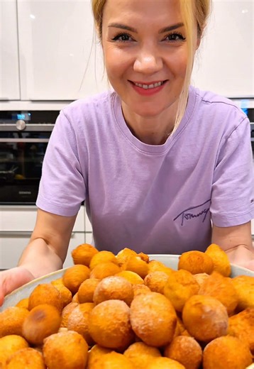 6 Eier 140 g Zucker 2 Päckchen Vanillezucker 500 g Quark 520 g Mehl 4 TL Backpulver Vanilleessenz nach Geschmack Abrieb von 1 Bio-Zitrone Außerdem Öl zum Frittieren Staubzucker zum Bestäuben #rezept #quarkbällchen #einfachbacken #desserts