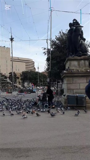 📍Praça Catalunya ou Praça da Catalunha 🇪🇸🇪🇸 A Plaça Catalunya é aquele coração pulsante de Barcelona onde tudo se encontra — história, movimento, arquitetura e aquela energia vibrante que só a cidade tem. É impossível passar por Barcelona sem cruzar por ela, e cada visita revela um detalhe novo. O que torna a Praça Catalunya tão especial - Centro absoluto da cidade: é o ponto onde o Bairro Gótico, o Raval e o Eixample se encontram, criando uma mistura deliciosa de estilos e atmosferas. - Co