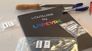 Débutons cette nouvelle année de manière ludique 💡. Nous vous proposons un tout nouveau tutoriel 🎥 très demandé concernant la pose d'un prisme Press-On sur un verre 👓. Vous avez d'autres idées de tutos, proposez-les en commentaire. | Lapeyre Groupe - Outillage pour opticiens