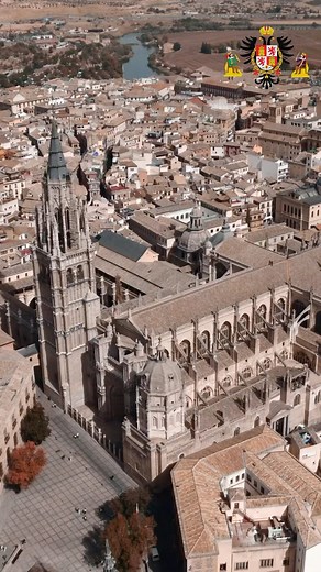 La Catedral de Toledo La catedral de Santa María, llamada también catedral primada de España, es un templo católico de arquitectura gótica y uno de los principales monumentos históricos y religiosos de España. Su construcción comenzó en 1226 bajo el reinado de Fernando III el Santo sobre los cimientos de la Catedral visigoda del S. VI, que fue utilizada como mezquita. La estructura del edificio tiene gran influencia del mejor gótico francés del siglo xiii aunque adaptado al gusto español. Tras l